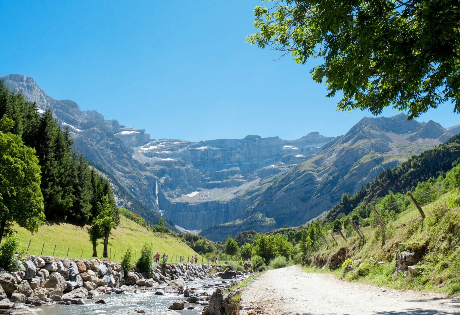 Travaux d'aménagement de sentiers de montagne et balisage de sentiers